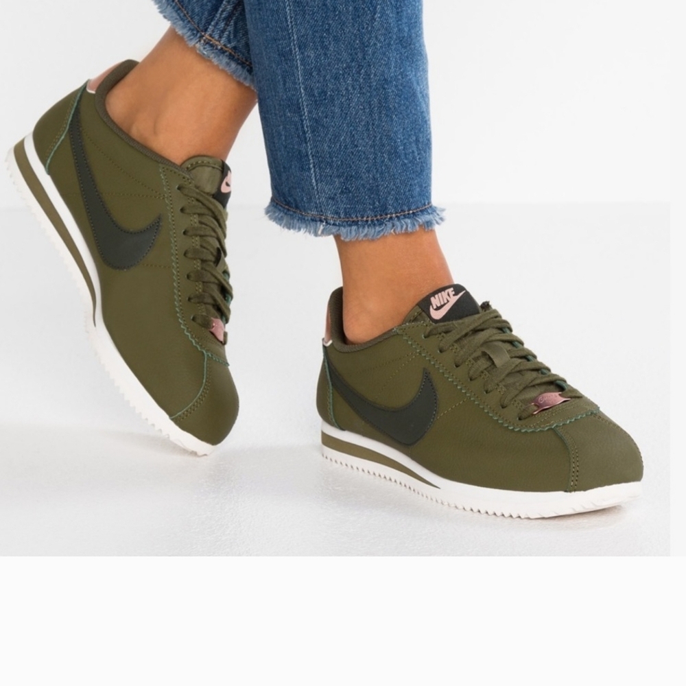 Nike Green and Black Sneakers Classic Low-Top Design